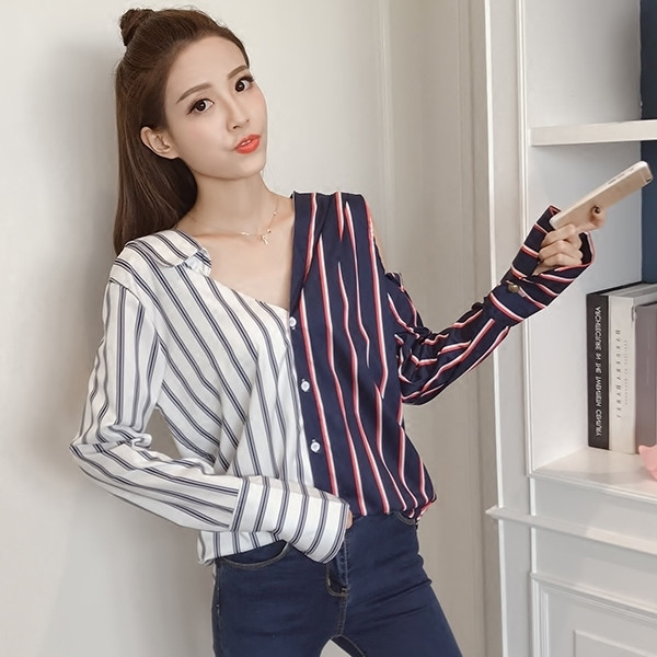 Κομψή γυναικεία μπλούζα σε ένα ελεύθερο μοντέλο δύο ατόμων και ενδιαφέροντα μανίκια