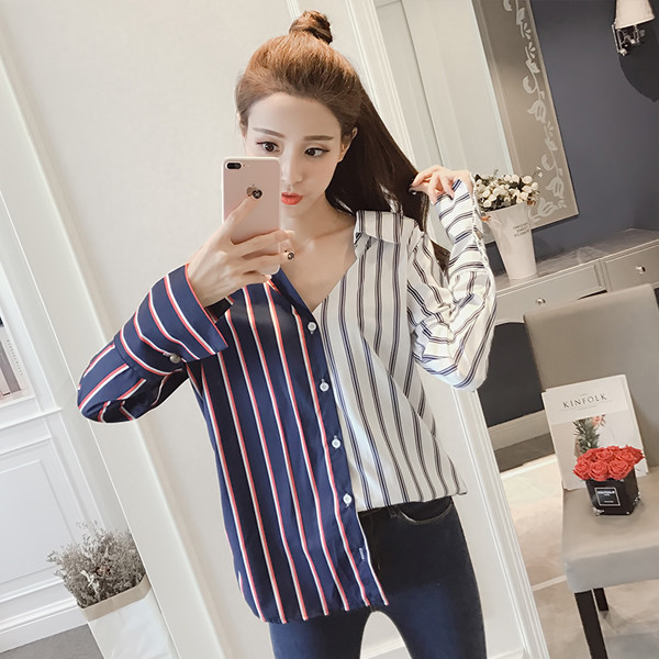 Κομψή γυναικεία μπλούζα σε ένα ελεύθερο μοντέλο δύο ατόμων και ενδιαφέροντα μανίκια