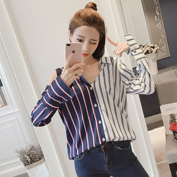 Κομψή γυναικεία μπλούζα σε ένα ελεύθερο μοντέλο δύο ατόμων και ενδιαφέροντα μανίκια