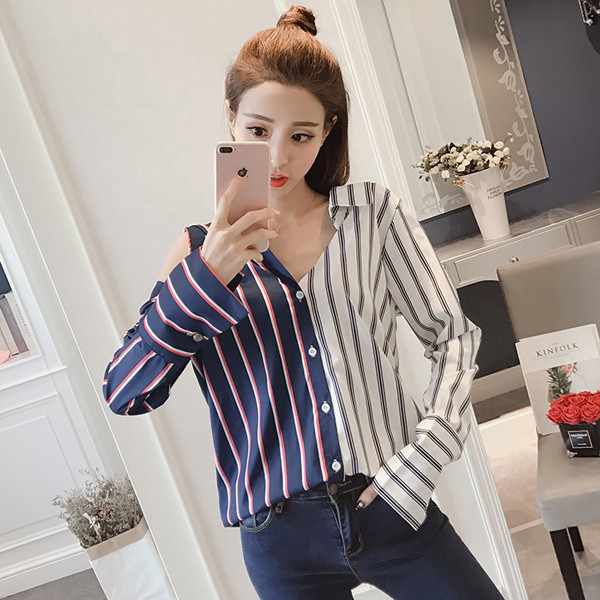 Κομψή γυναικεία μπλούζα σε ένα ελεύθερο μοντέλο δύο ατόμων και ενδιαφέροντα μανίκια