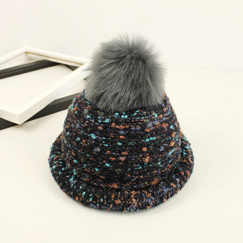 Цветна дамска шапка за зимните дни с пухче
