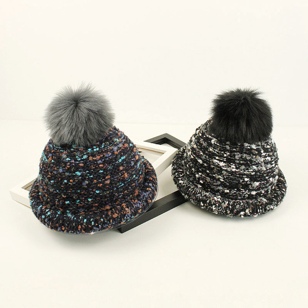 Цветна дамска шапка за зимните дни с пухче