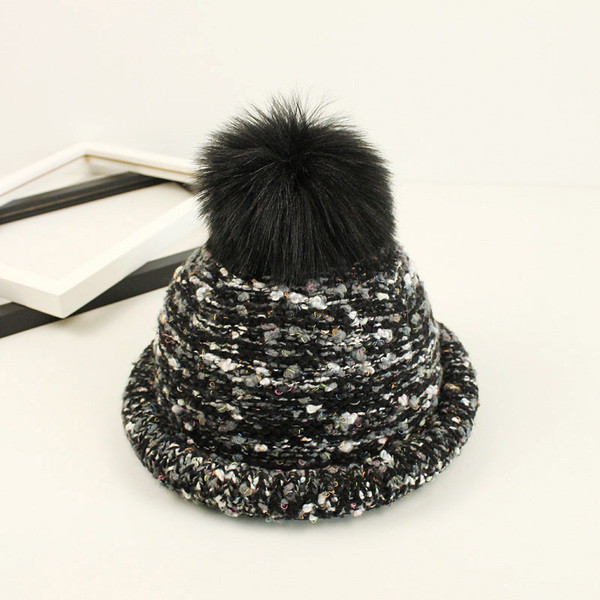 Цветна дамска шапка за зимните дни с пухче