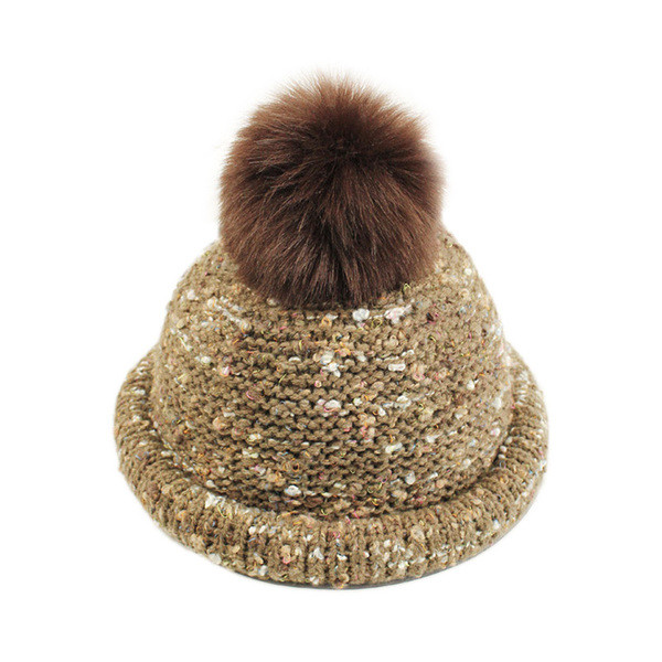 Цветна дамска шапка за зимните дни с пухче