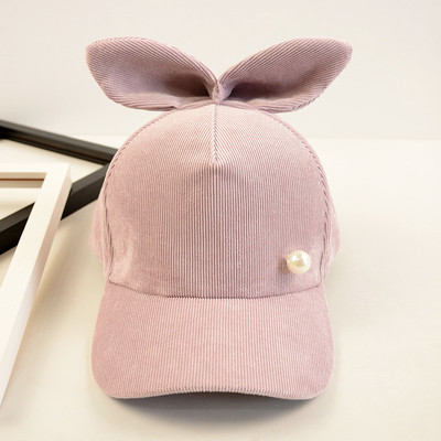 Дамска шапка с козирка и перли декорация