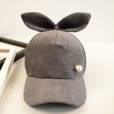 Дамска шапка с козирка и перли декорация