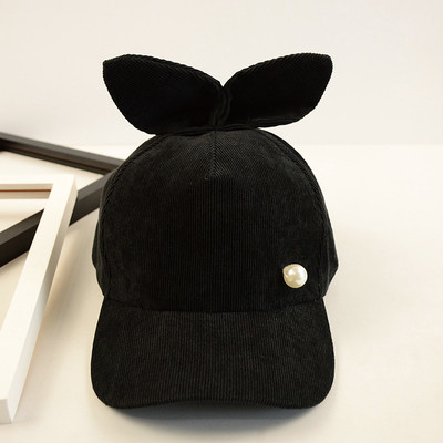 Дамска шапка с козирка и перли декорация