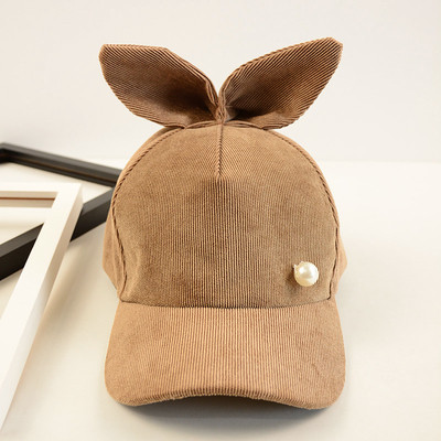 Дамска шапка с козирка и перли декорация