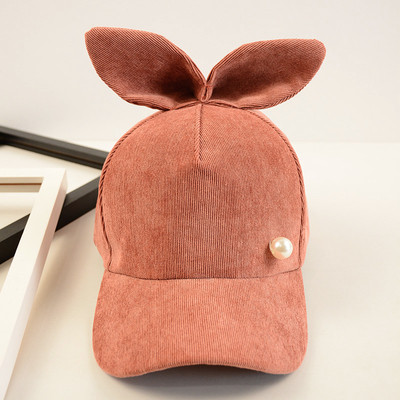 Дамска шапка с козирка и перли декорация