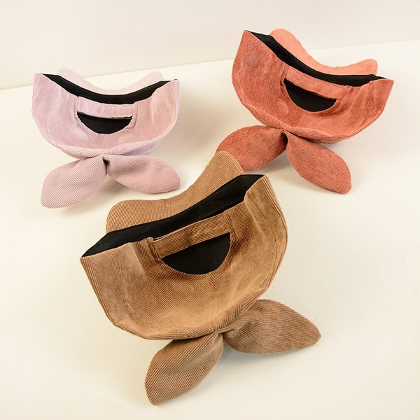 Дамска шапка с козирка и перли декорация