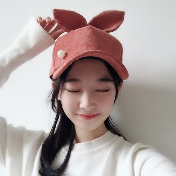 Дамска шапка с козирка и перли декорация