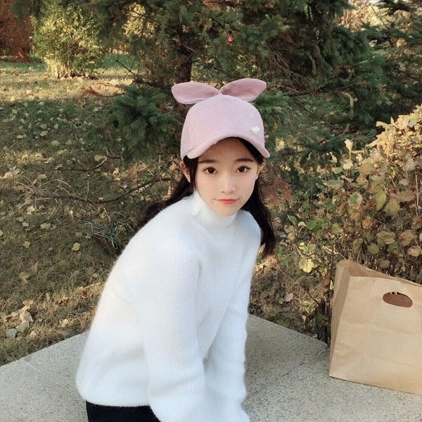 Дамска шапка с козирка и перли декорация