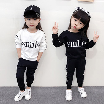 Детски спортен ежедневен комплект за момичета от две части-блуза+пантаон с надпис в черен и бял цвят