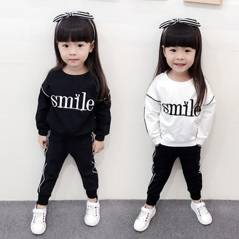 Детски спортен ежедневен комплект за момичета от две части-блуза+пантаон с надпис в черен и бял цвят