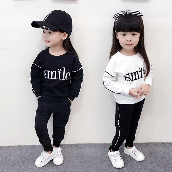 Детски спортен ежедневен комплект за момичета от две части-блуза+пантаон с надпис в черен и бял цвят