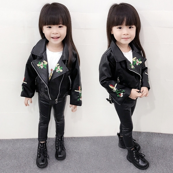 Стилно детско кожено яке от еко кожа за момичета с  V-образна яка и с флорални мотиви в черен цвят