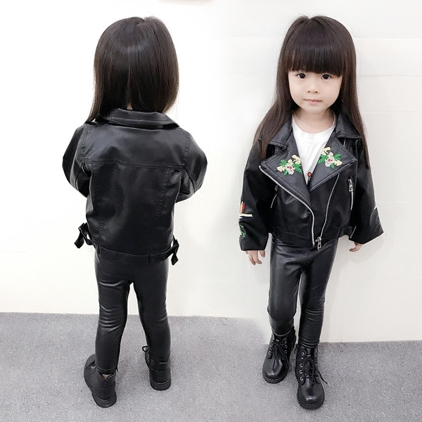 Стилно детско кожено яке от еко кожа за момичета с  V-образна яка и с флорални мотиви в черен цвят