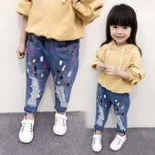 Μοντέρνα παιδικά τζιν για κορίτσια με μπαλώματα και εφέ λουλουδιών