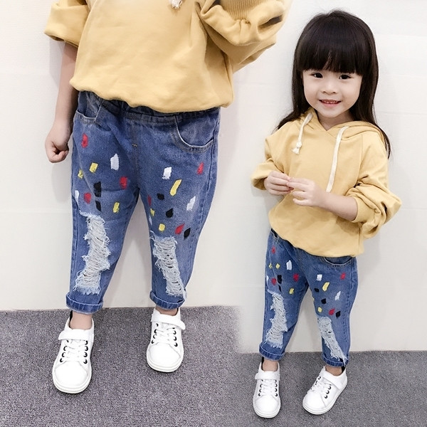 Μοντέρνα παιδικά τζιν για κορίτσια με μπαλώματα και εφέ λουλουδιών