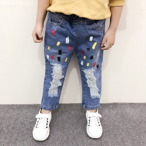 Μοντέρνα παιδικά τζιν για κορίτσια με μπαλώματα και εφέ λουλουδιών