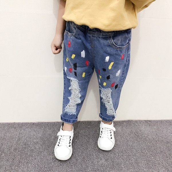 Μοντέρνα παιδικά τζιν για κορίτσια με μπαλώματα και εφέ λουλουδιών