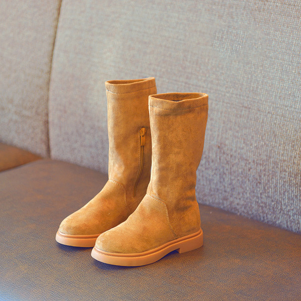 Κομψές παιδικές μπότες για κορίτσια από οικολογικό σουέτ με επίπεδη σόλα σε δύο χρώματα