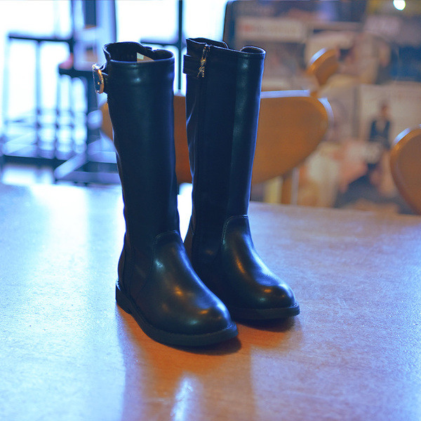 Модерни детски ботуши за момичета от еко кожа, с равна подметка и каишка в три цвята