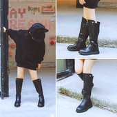 Κομψές παιδικές μπότες για κορίτσια με επίπεδη σόλα και μίνι διακόσμηση καρδιάς