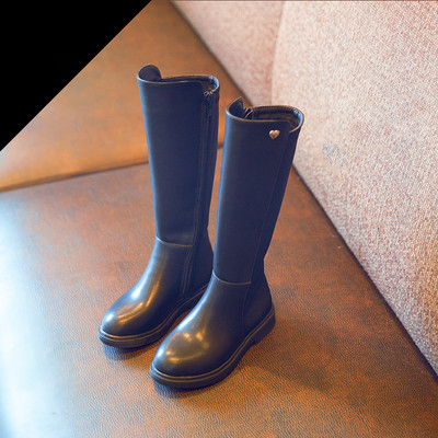 Κομψές παιδικές μπότες για κορίτσια με επίπεδη σόλα και μίνι διακόσμηση καρδιάς