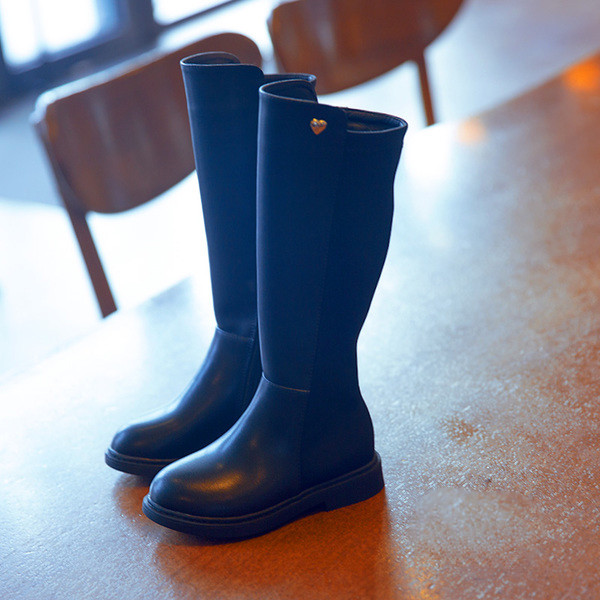 Κομψές παιδικές μπότες για κορίτσια με επίπεδη σόλα και μίνι διακόσμηση καρδιάς