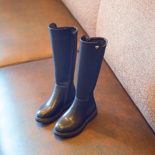 Κομψές παιδικές μπότες για κορίτσια με επίπεδη σόλα και μίνι διακόσμηση καρδιάς