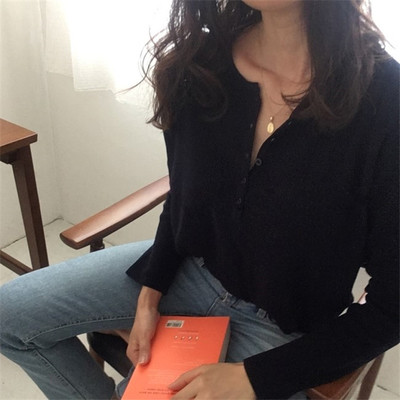 Απλή και casual γυναικεία μπλούζα με κολάρο σε σχήμα V σε τρία χρώματα