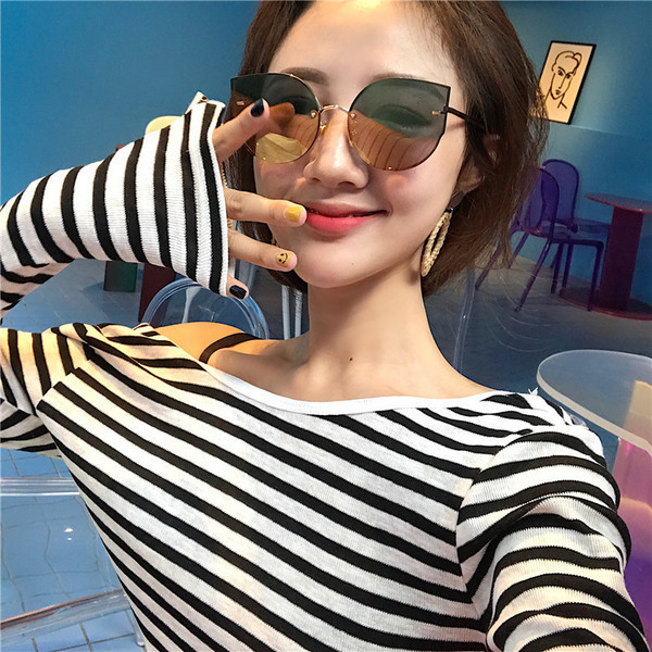 Ριγέ μπλούζα καθημερινής κυρίας με ενδιαφέρον πίσω σε δύο χρώματα