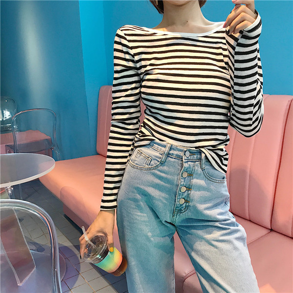 Ριγέ μπλούζα καθημερινής κυρίας με ενδιαφέρον πίσω σε δύο χρώματα