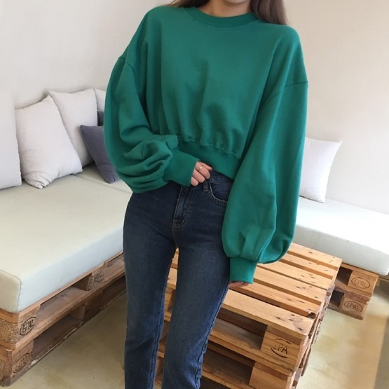 Αθλητική-casual μπλούζα με κοντό μανίκι σε ένα ευρύ σχήμα κολάρου σε σχήμα O