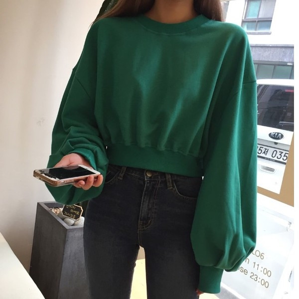 Αθλητική-casual μπλούζα με κοντό μανίκι σε ένα ευρύ σχήμα κολάρου σε σχήμα O