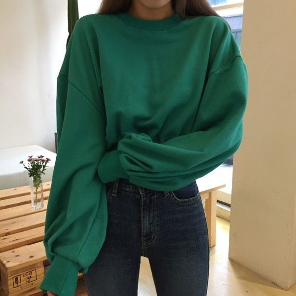 Αθλητική-casual μπλούζα με κοντό μανίκι σε ένα ευρύ σχήμα κολάρου σε σχήμα O