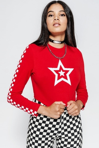 Μπλούζα με κοντό μανίκι σε αστέρι με ενδιαφέρουσα εφαρμογή και κόκκινα μανίκια