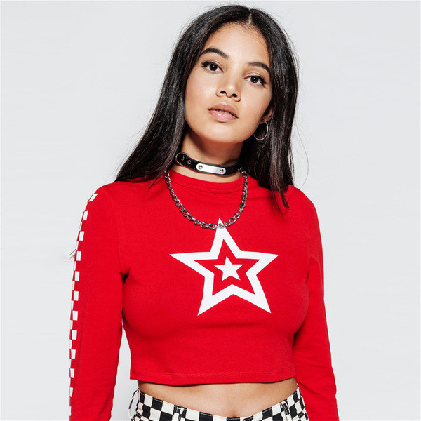 Μπλούζα με κοντό μανίκι σε αστέρι με ενδιαφέρουσα εφαρμογή και κόκκινα μανίκια