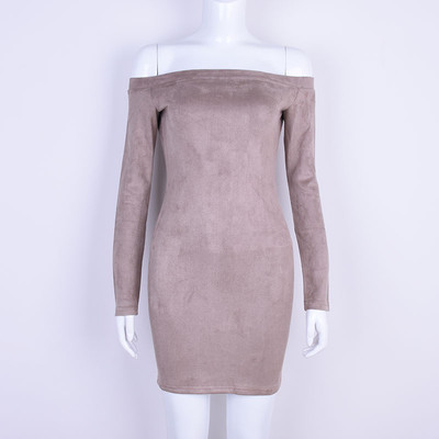 Ένα απλό φόρεμα ώριμων γυναικών με γυμνά ώτια σε τρία χρώματα