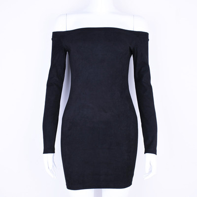 Ένα απλό φόρεμα ώριμων γυναικών με γυμνά ώτια σε τρία χρώματα