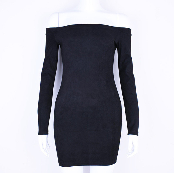 Ένα απλό φόρεμα ώριμων γυναικών με γυμνά ώτια σε τρία χρώματα