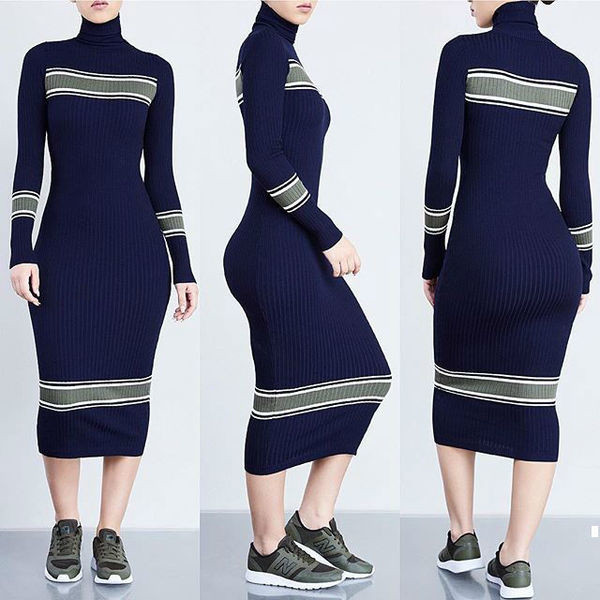 Спортна зимна дълга дамска рокля тип рипс с висока поло яка и цветен принт 