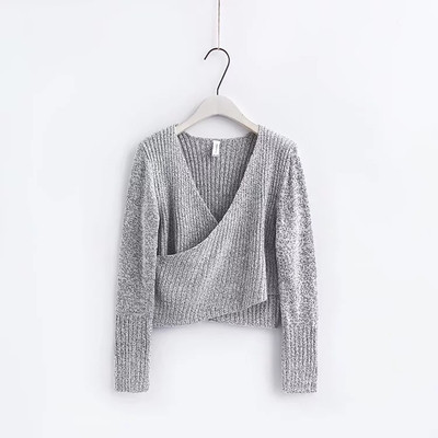 Скъсена дамска блуза слим с дълбоко V-образно деколте в три цвята