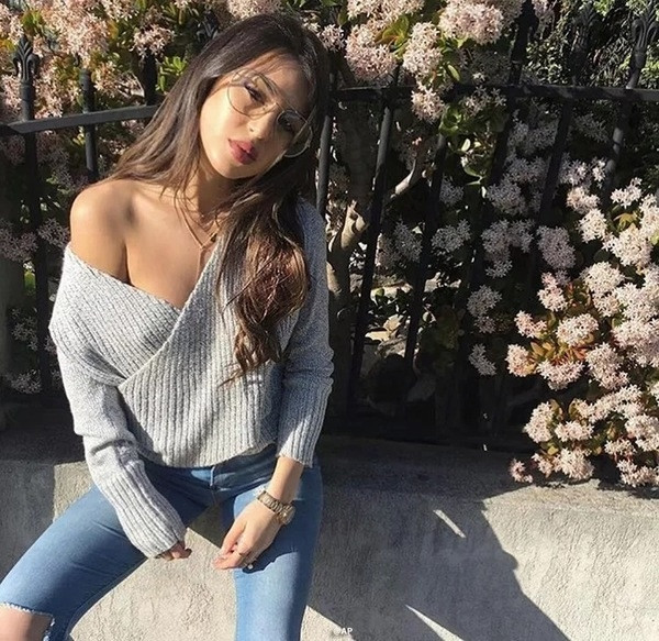 Скъсена дамска блуза слим с дълбоко V-образно деколте в три цвята