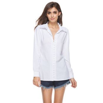 Стилна дамска риза с V-образно деколте в свободен стил с интересни копчета в бял цвят