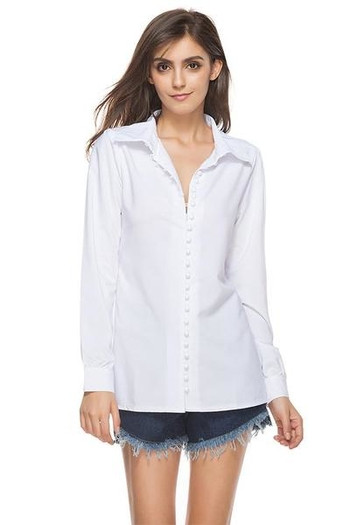 Κομψό γυναικείο πουκάμισο με ντεκολτέ σε σχήμα V σε freestyle με ενδιαφέροντα κουμπιά σε λευκό χρώμα