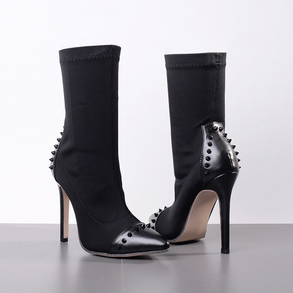 Стилни дамски боти на средно-тънък ток от еко велур заострени с декоративни нитове в черен цвят