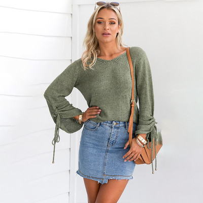 Μοντέρνο, καθημερινό πουλόβερ κυρίες με φαρδιά μανίκια με τρίχρωμους δεσμούς