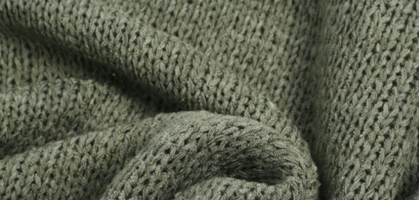 Μοντέρνο, καθημερινό πουλόβερ κυρίες με φαρδιά μανίκια με τρίχρωμους δεσμούς